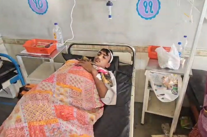 હાલોલ એસટી ડેપોમાં ધોરણ 11ના વિદ્યાર્થી પર જીવલેણ હુમલો, વીડિયો થયો વાયરલ 2 - image