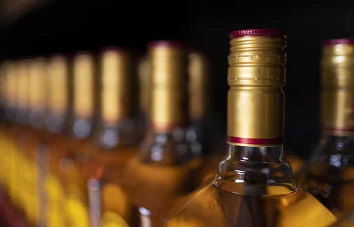 જામનગરમાં બાઈક ચાલક દારૂ સાથે ઝડપાયો: બાઈક સહિત રૂ. 71 હજારનો મુદ્દામાલ જપ્ત 1 - image