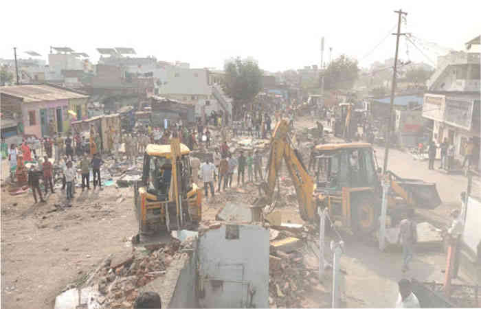 વડોદરા: બાપોદ અને સોમા તળાવ વિસ્તારમાં ગેરકાયદે મકાનો ,શેડ તોડ્યા 2 - image