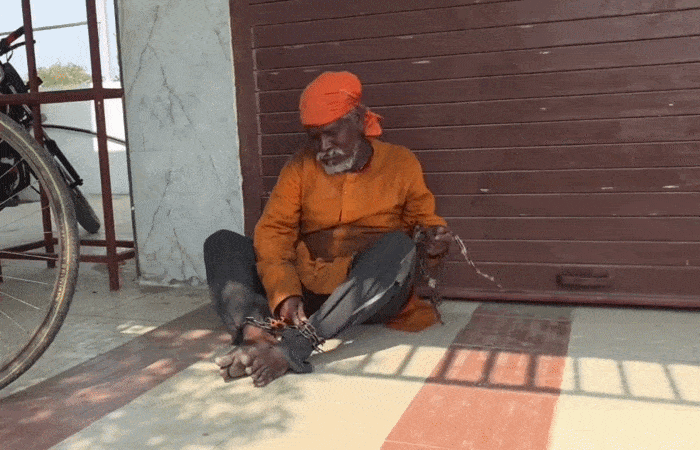 હાથ-પગમાં સાંકળ બાંધી ગબડતા વૈષ્ણોદેવી જવા નીકળેલા શ્રદ્ધાળુ ગુજરાત પહોંચ્યા, પુત્રના જીવનદાન માટે પિતાનું કઠોર તપ 4 - image