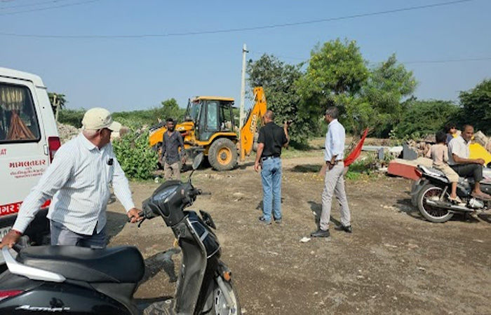 જામનગર નજીક ગોરધનપરમાં 100 વીઘા સરકારી જમીન પરના ગેરકાયદે બાંધકામો દૂર કરવા તંત્ર દ્વારા મેગા ડીમોલેશન હાથ ધરાયું 2 - image