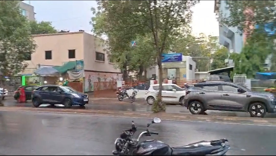 ચૈત્ર માસમાં અષાઢી માહોલ સર્જાયો વડોદરામાં સાંજે ૩૫ કિ.મી.ની ઝડપે ફૂંકાયેલા પવન સાથે વરસાદ વરસ્યો 1 - image