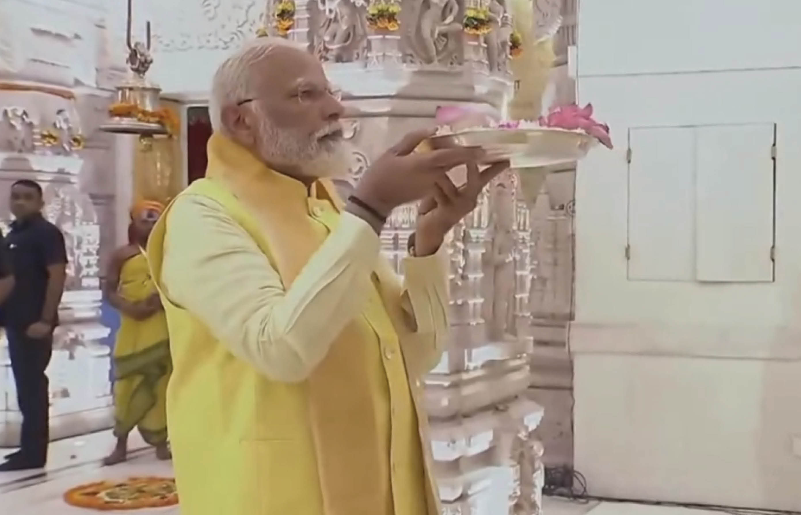 VIDEO: પ્રાણ પ્રતિષ્ઠા બાદ PM મોદી પહેલીવાર અયોધ્યા પહોંચ્યા, રામલલાના કર્યા દર્શન, રોડ શૉ કર્યો