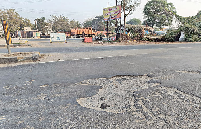 નડિયાદ શહેરમાં રસ્તા પર પડેલા ભૂવા અને ખાડાં પૂરવા સૂચનાઓ અપાઈ 1 - image