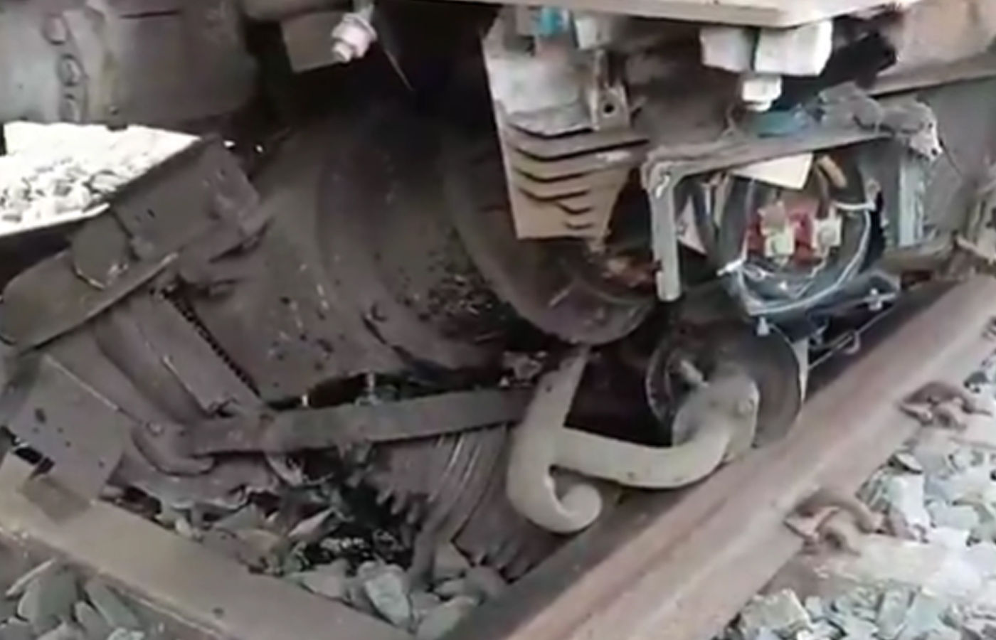 વધુ એક રેલવે દુર્ઘટના, ઓડિશાના બાલાસોરમાં પાટાથી ઉતરીને વીજપોલ સાથે અથડાઈ એક્સપ્રેસ ટ્રેન 1 - image