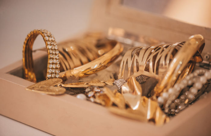 Jewellery cash amounting to rs 15 lakh stolen from New Naroda house 