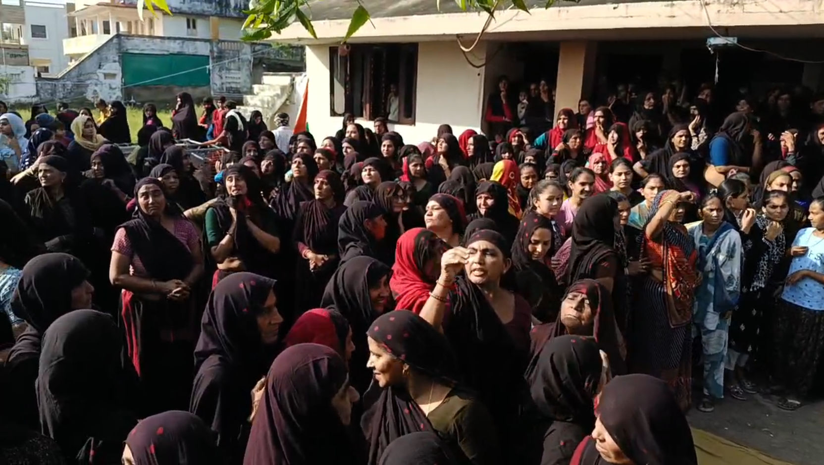 વડગામના શહીદ જવાન જીગર ચૌધરીની અંતિમ યાત્રામાં હિબકે ચઢ્યું વતન, ગાર્ડ ઓફ ઓનર સાથે અંતિમ વિદાય 3 - image