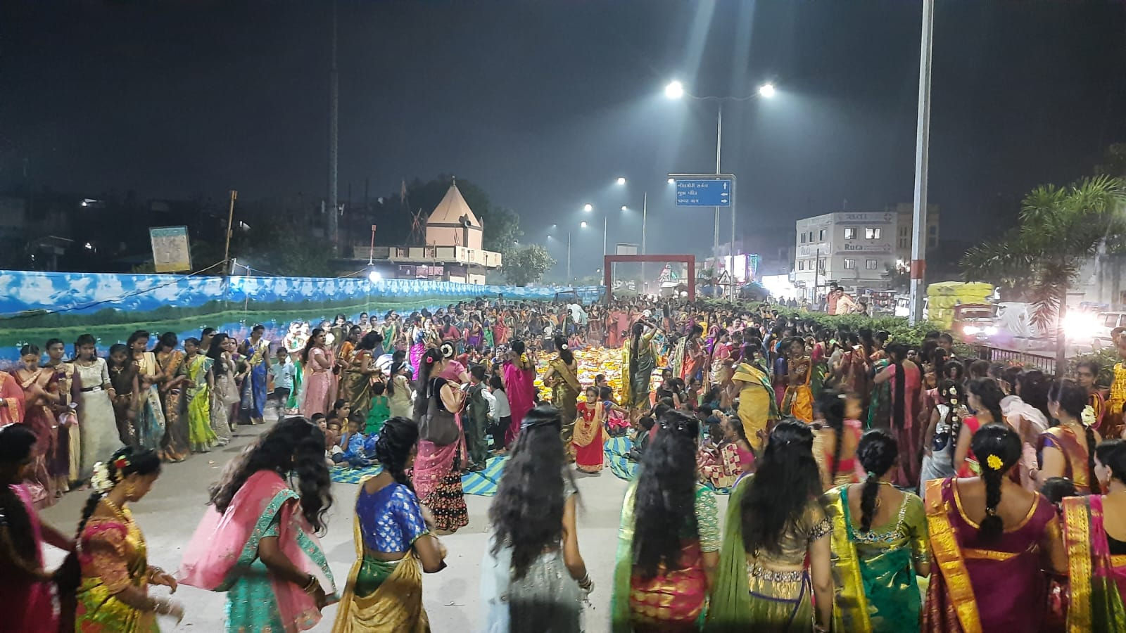 સુરતમાં વસતા તેલુગુ સમાજના લોકો રમે છે    'બતુકમ્મા ગરબા' 3 - image