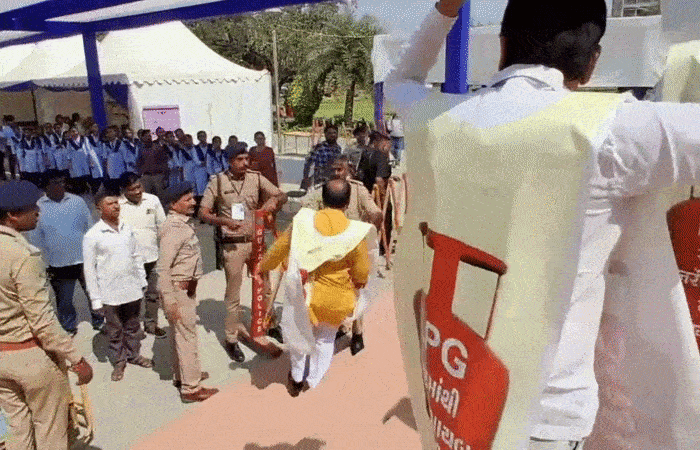 ગાંધીનગર: માથે લાકડા અને સિલિન્ડર લઈને વિધાનસભા પહોંચ્યા કોંગ્રેસના ધારાસભ્યો, ગેસની તંગી મુદ્દે વિરોધ પ્રદર્શન 2 - image