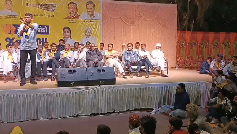 VIDEO: માંડ માંડ બચ્યા ગોપાલ ઈટાલિયા, જામનગરમાં યુવકે વિસાવદરના ધારાસભ્ય પર ફેંક્યું જૂતું 3 - image