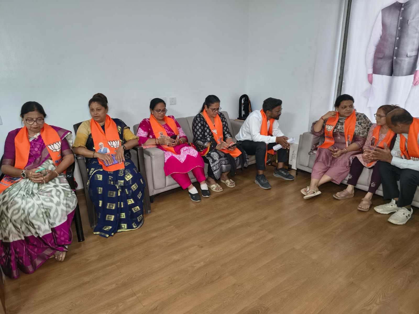 સુરતમાં મેયર સહિતના પદ માટે સેન્સ પ્રક્રિયા: 58 મહિલા કોર્પોરેટરોમાંથી કોને લાગશે લોટરી? દાવેદારોમાં ઉત્સાહ સાથે ઉચાટ 4 - image