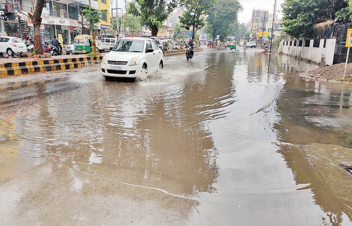 આણંદ તાલુકામાં અષાઢી માહોલ, 1 ઇંચ વરસાદથી જ ઠેર ઠેર પાણી ભરાયા 1 - image