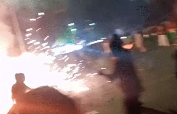 VIDEO: રાજકોટના જૂના એરપોર્ટના પરિસરમાં ભીષણ આગ, અમદાવાદમાં ભદ્ર પ્લાઝા નજીક તણખલા પડતા નાસભાગ 3 - image