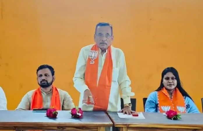 પ્રચારમાં સંખેડા MLAએ પિત્તો ગુમાવતા કહ્યું 'ધારાસભ્ય છું બેસી જા', મતદારો વળતો પ્રહાર કરતા બોલ્યા, 'મત કંઈ મફત ન મળે...' 2 - image