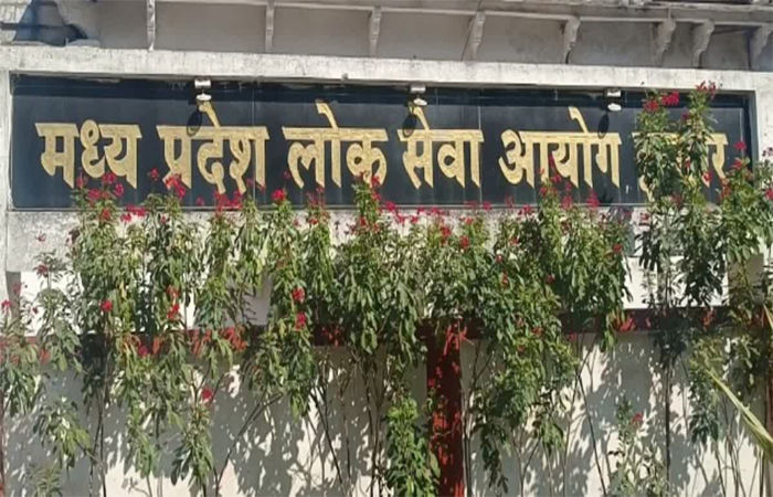 દિવ્યાંગ ક્વોટામાં પરીક્ષા પાસ કરી સરકારી અધિકારી બન્યો, હવે બાઈક ચલાવતો ફોટો વાઈરલ 1 - image