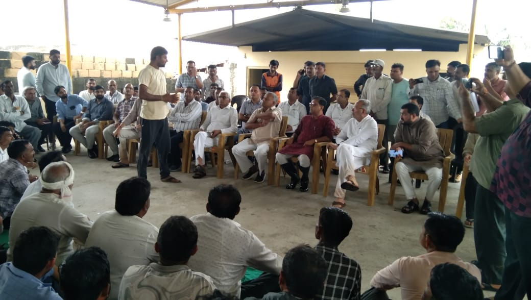 Video: ગુજરાતનાં મંત્રીને ખેડૂતોની વેદના નહીં દેખાડામાં રસ! પ્રદ્યુમન વાજા ગમબૂટ પહેરી અસરગ્રસ્તોને મળ્યા 2 - image