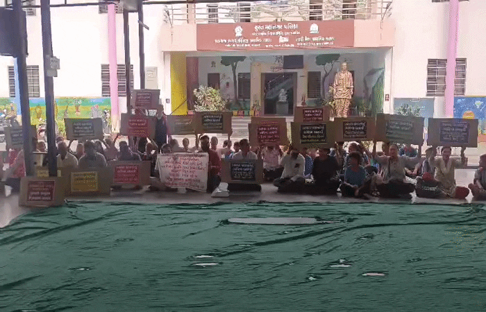 મોટા વરાછામાં શિક્ષણ વ્યવસ્થા સામે વિવાદ : વિદ્યાર્થીઓ ઉપવાસ પર, વાલીઓ રસ્તા પર 1 - image