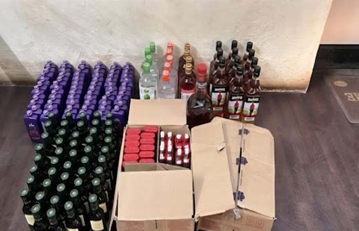 જામનગરમાં એક રહેણાક મકાન પર પોલીસનો દારૂ અંગે દરોડો: ઇંગલિશ દારૂ પકડાયો, આરોપી ફરાર 1 - image