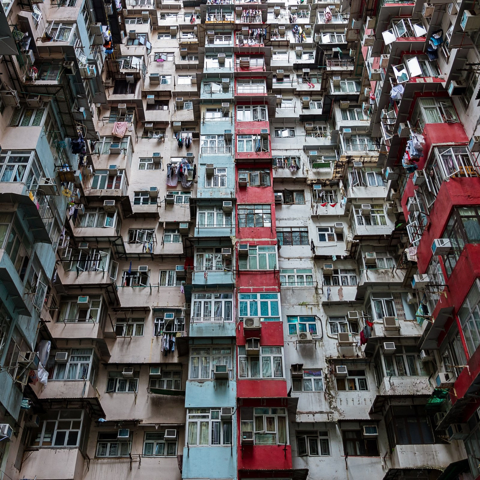 હૉઁગકૉગમાં કોફિન હોમ્સ તરીકે ઓળખાતા માઇક્રો ફલેટસ, પ્રાઇવસી અને આરામનું નામો નિશાન નહી 1 - image