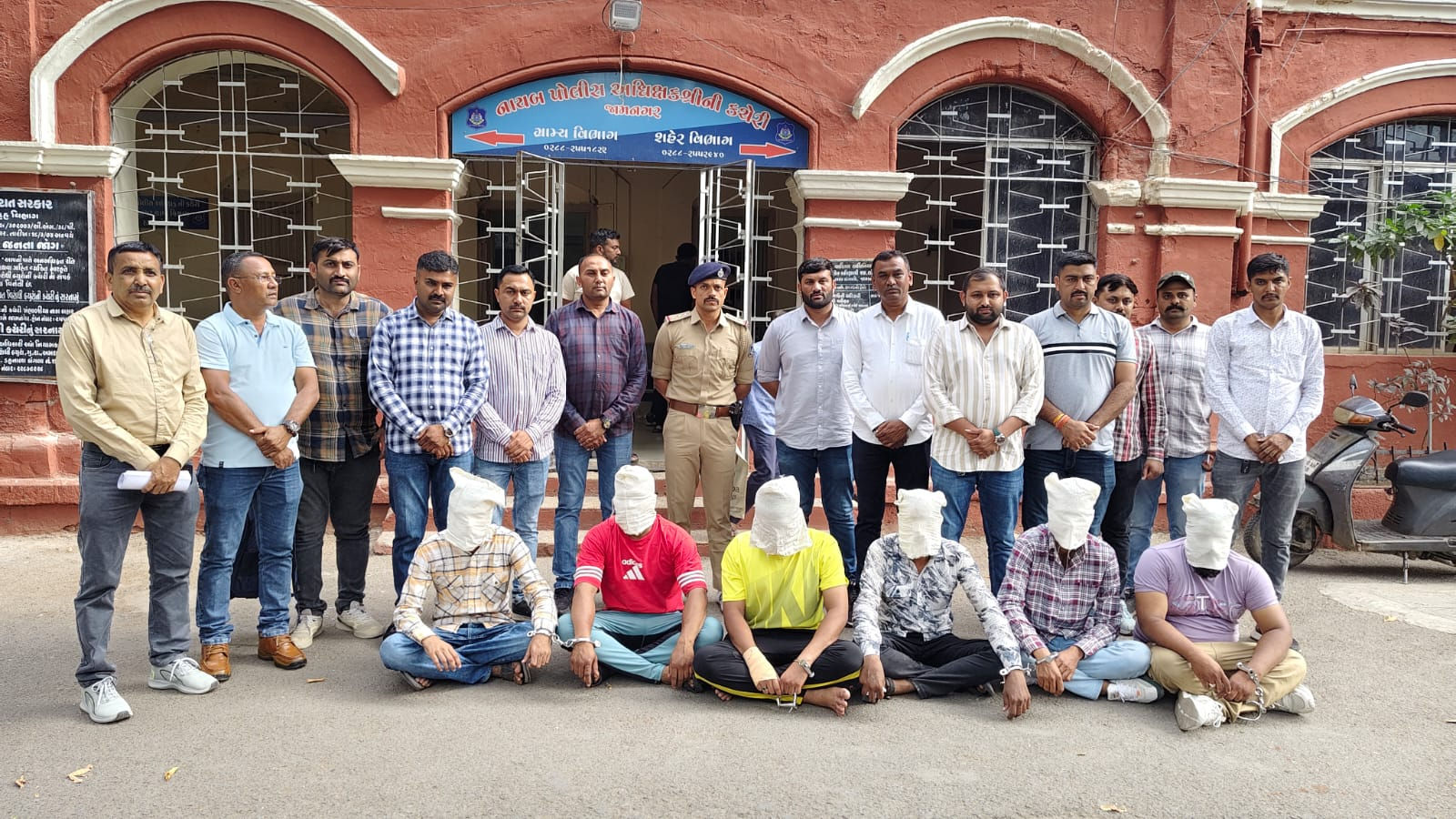 જામનગર ફાયરિંગ કેસ: પૂર્વ વિપક્ષ નેતાના ભત્રીજા પર હુમલો કરનાર ગેંગ હથિયારો સાથે ઝડપાઈ, 6 હજુ પણ ફરાર 2 - image