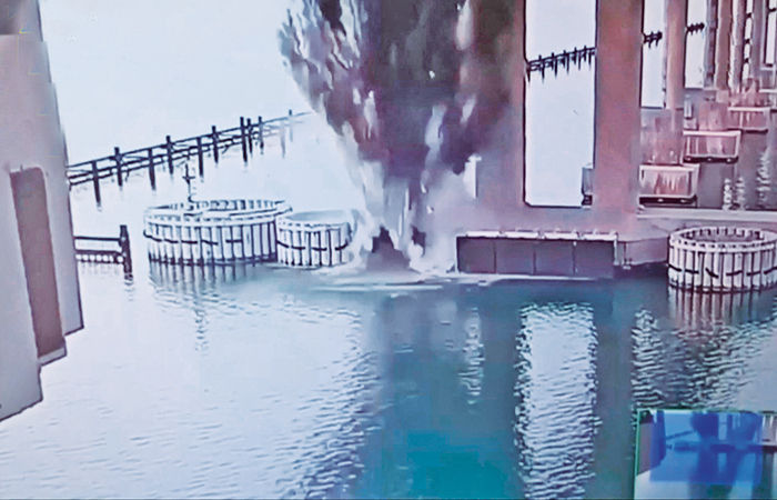 યુક્રેને 1100 કિલો અંડર વોટર વિસ્ફોટકોથી ક્રીમિયા બ્રિજ ઊડાવ્યો 1 - image