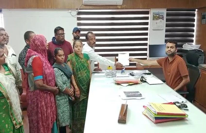 ધ્રાંગધ્રાના નરશીપરામાં મોબાઈલ ટાવરની કામગીરી બંધ કરવા માંગ 1 - image