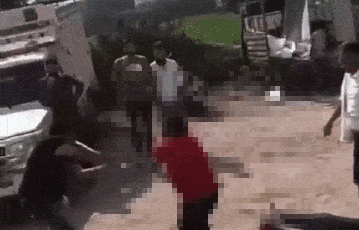 અમદાવાદ: ચોરીના આરોપમાં યુવકને લાકડીથી ઢોર માર, વીડિયો વાઈરલ થતાં પોલીસે તપાસ શરૂ કરી 1 - image