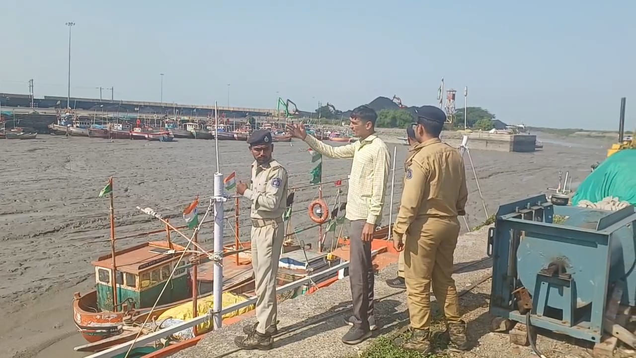 દિલ્હી બ્લાસ્ટને લઈને જામનગર સહિત હાલારના દરિયાકાંઠે હાઈ એલર્ટ, તંત્રનું સઘન ચેકિંગ હાથ ધરવામાં આવ્યું હતું. હાઇ એલર્ટ જામનગર હાલાર કિનારે જામનગર ગુજરાત દિલ્હી બ્લાસ્ટને લઈને જામનગર સહિત હાલારના દરિયાકાંઠે હાઈ એલર્ટ, તંત્રનું સઘન ચેકિંગ હાથ ધરવામાં આવ્યું હતું. હાઇ એલર્ટ જામનગર હાલાર કિનારે જામનગર ગુજરાત