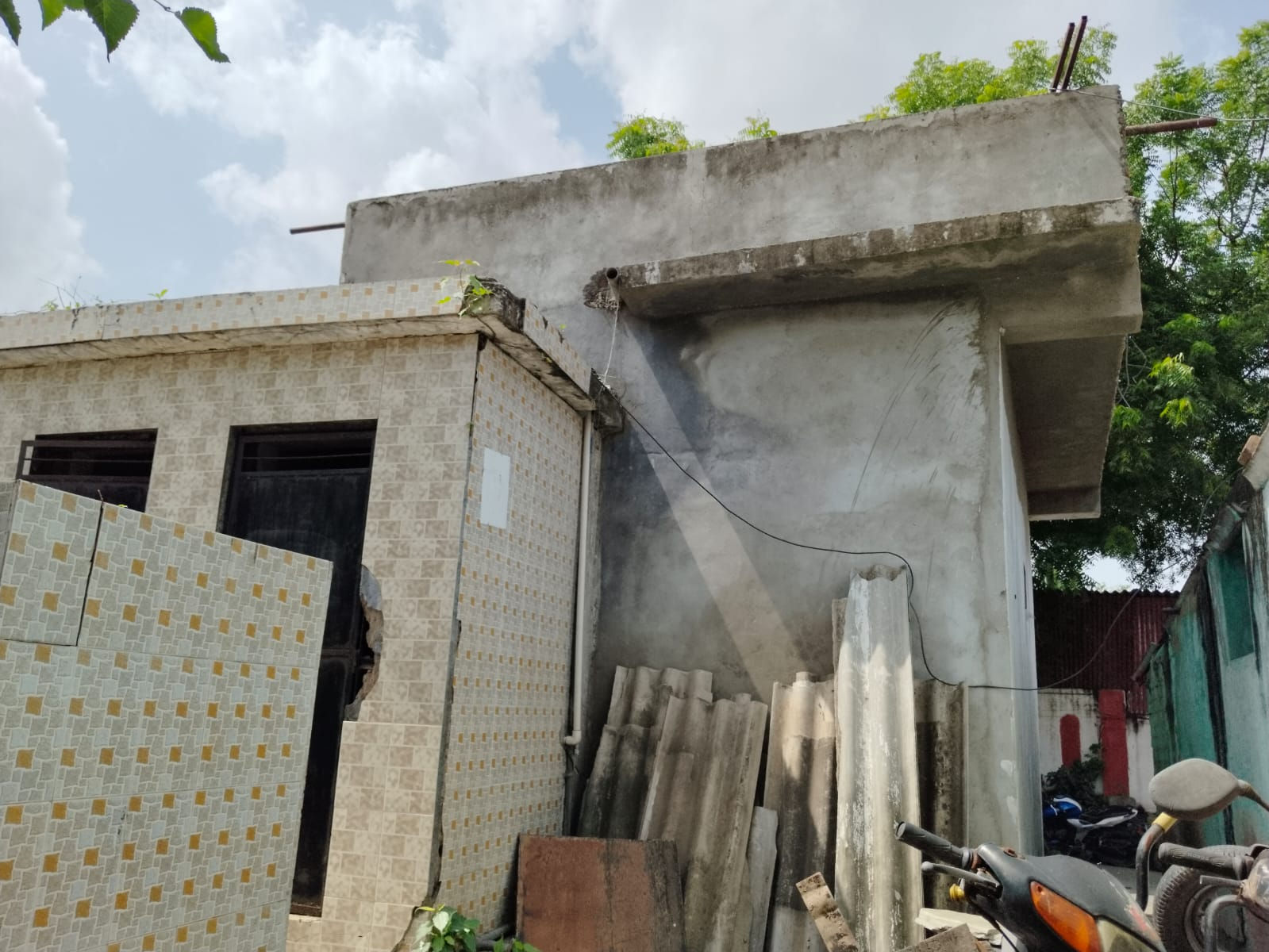 શાસ્ત્રીનગર પછી વધુ એક ઘટના , સાબરમતીમાં મ્યુનિ.શૌચાલયની જગ્યામાં આપના નેતાએ મકાન બનાવ્યાનો આક્ષેપ 1 - image