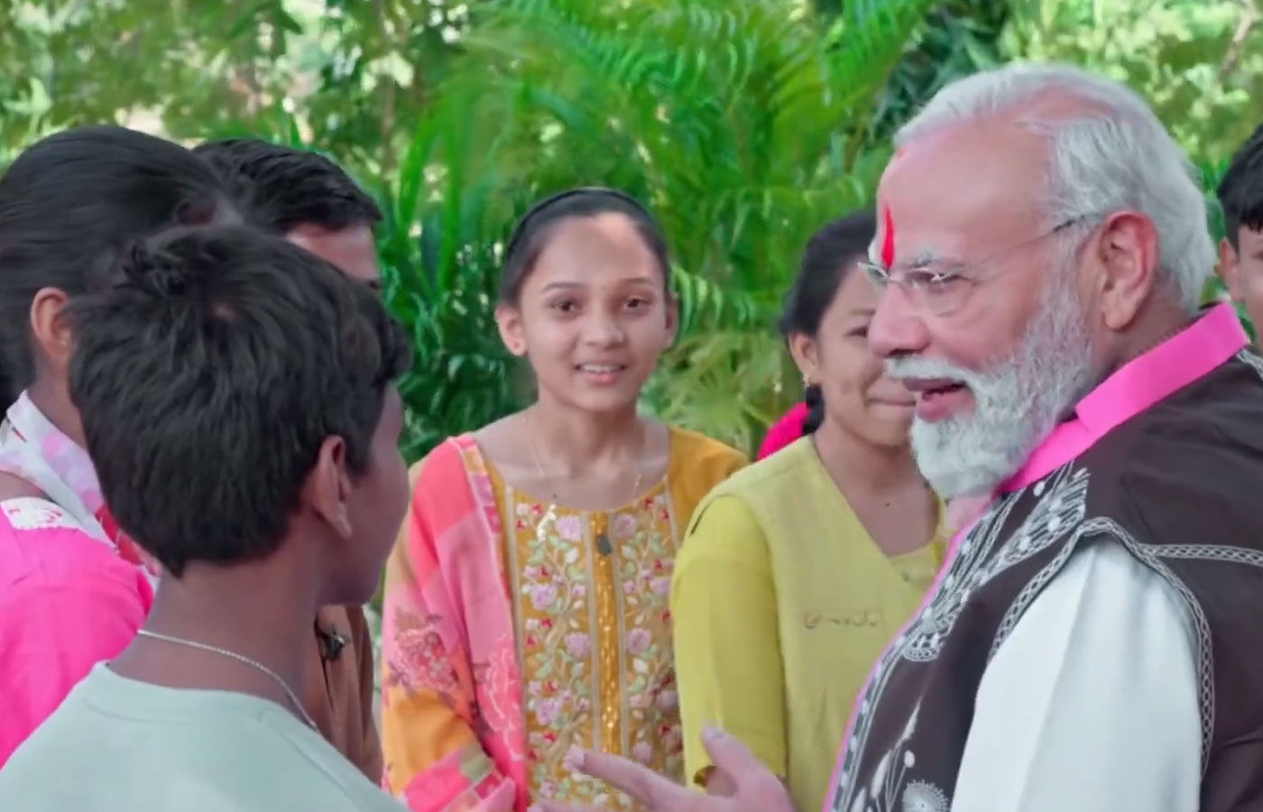 પરીક્ષા પે ચર્ચા: ગુજરાતના બે ભાઈઓ અવિ અને જયને જોતા જ પીએમ મોદી થયા ખુશ, ગળે લગાવીને જૂની યાદો તાજી કરી 3 - image