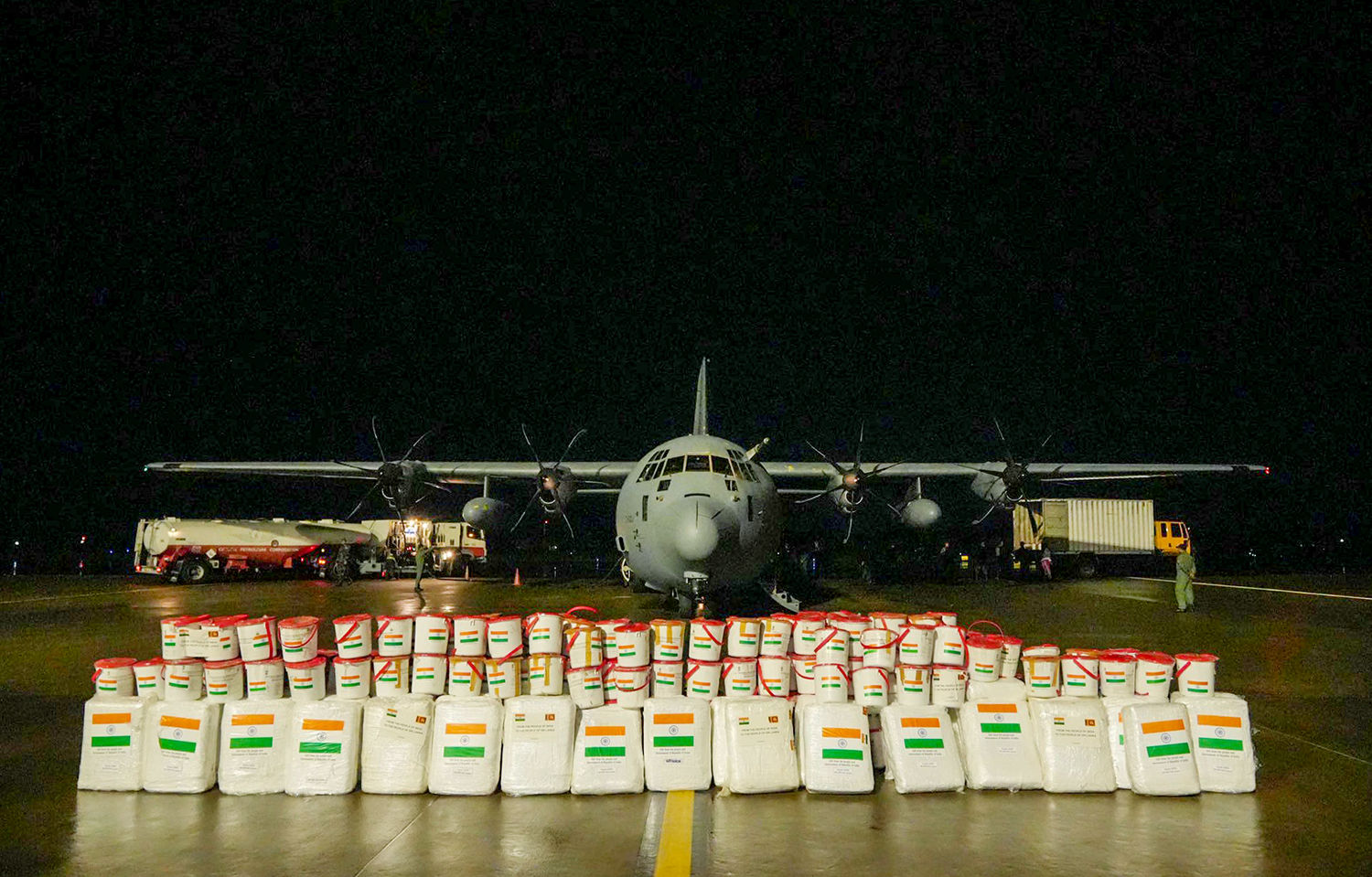 ઓપરેશન સાગરબંધુ: દિતવાહ વાવાઝોડાથી પ્રભાવિત શ્રીલંકાની મદદ માટે ભારતે મોકલ્યા 2 ચેતક હેલિકોપ્ટર 8 - image