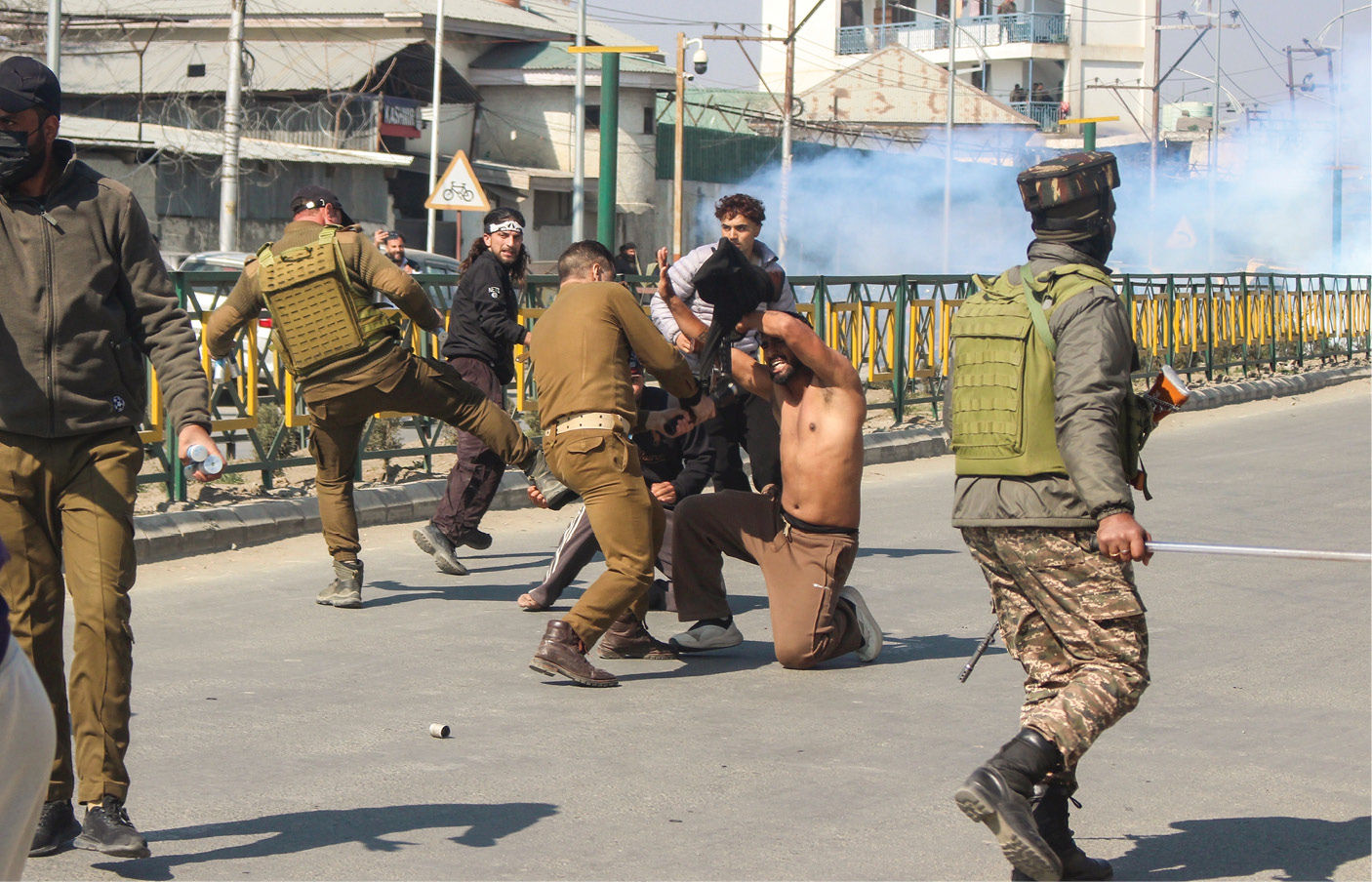 ખામેનેઈના મોત મુદ્દે જમ્મુ-કાશ્મીરમાં હિંસક દેખાવો, ટોળાને વિખેરવા લાઠીચાર્જ, ટિયર ગેસના શેલ છોડ્યા 2 - image