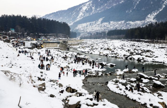 બરફની મજા લેવા હિમાચલ ગયેલા પ્રવાસીઓ અટવાયા! 1250 રસ્તા બંધ, કોલ્ડવેવનું ઍલર્ટ 1 - image