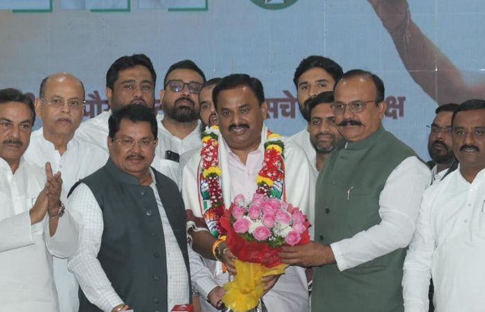 'મહા'પોલિટિક્સ: કાકા-ભત્રીજાએ હાથ મિલાવતા NCPમાં જ વિરોધ! નારાજ દિગ્ગજ કોંગ્રેસમાં જોડાયા 2 - image