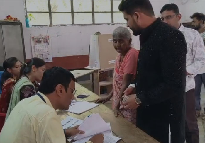 સ્થાનિક સ્વરાજની ચૂંટણી LIVE : રાજકોટમાં કોંગ્રેસ ઉમેદવારની અટકાયત, કચ્છ-અમદાવાદમાં મતદારો બુથ શોધવા રઝળ્યા 4 - image