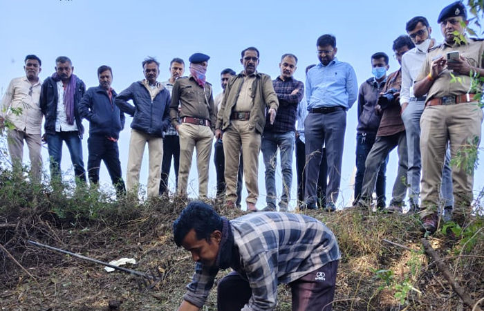 અમરેલી: ધારીના ભાડેર ગામની વાડીની જમીનમાંથી મળ્યું માનવ કંકાલ, હત્યાની આશંકાથી તપાસ તેજ 4 - image