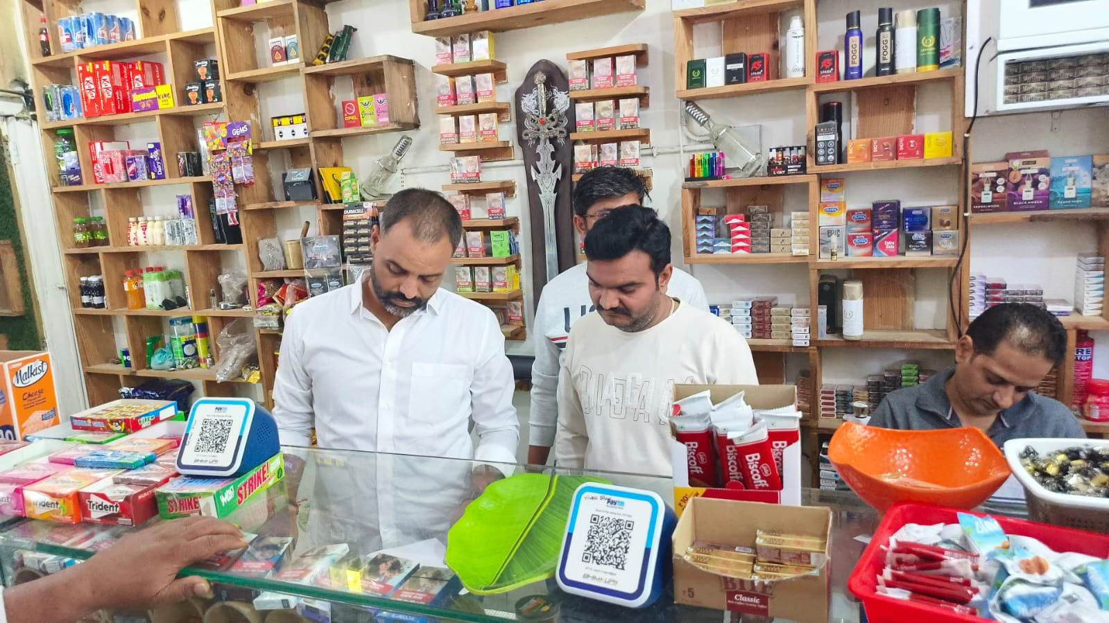 Ahmedabad SOG, food department seals pan parlours for violating safety norms