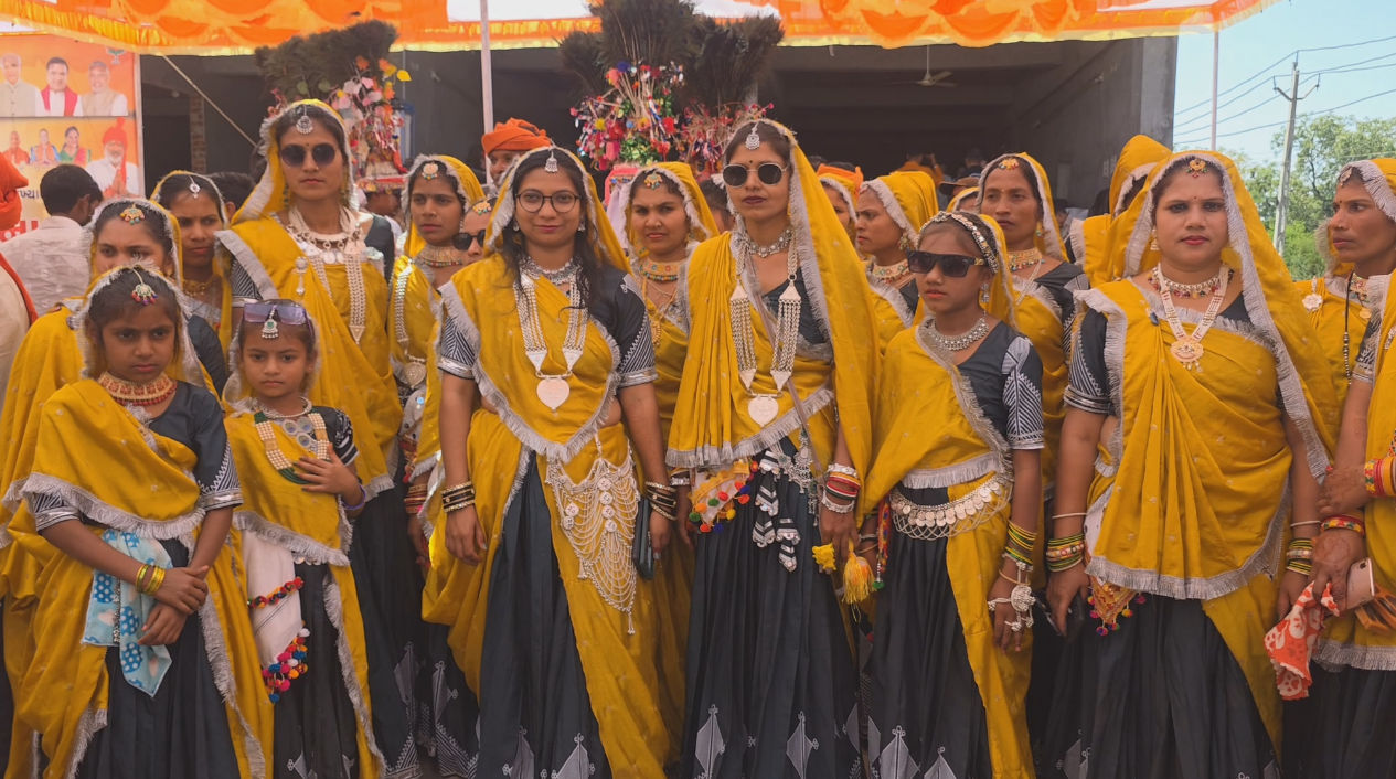 PHOTOS: છોટા ઉદેપુરના 'ગેરના મેળા'ની અદભૂત તસવીરો, જ્યાં રંગો વગર પણ આખું વાતાવરણ મેઘધનુષી લાગે 3 - image