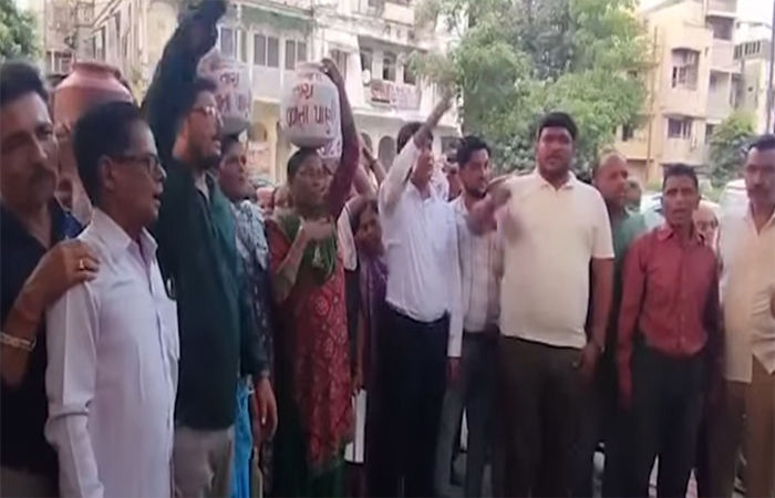 વડોદરામાં પાણી મુદ્દે આજવા રોડ પર દત્તનગરના રહીશોએ માટલા ફોડી વિરોધ કર્યો 1 - image