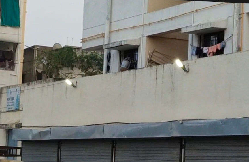 કર્ણાટકના વેપારી સાથે 4.92ની ઠગાઇ કરનાર ઇલિયાસના ભાઇને ત્યાંથી 3 કિલો ડુપ્લિકેટ સોનું અને ચિલ્ડ્રન કરન્સી મળ્યા 2 - image