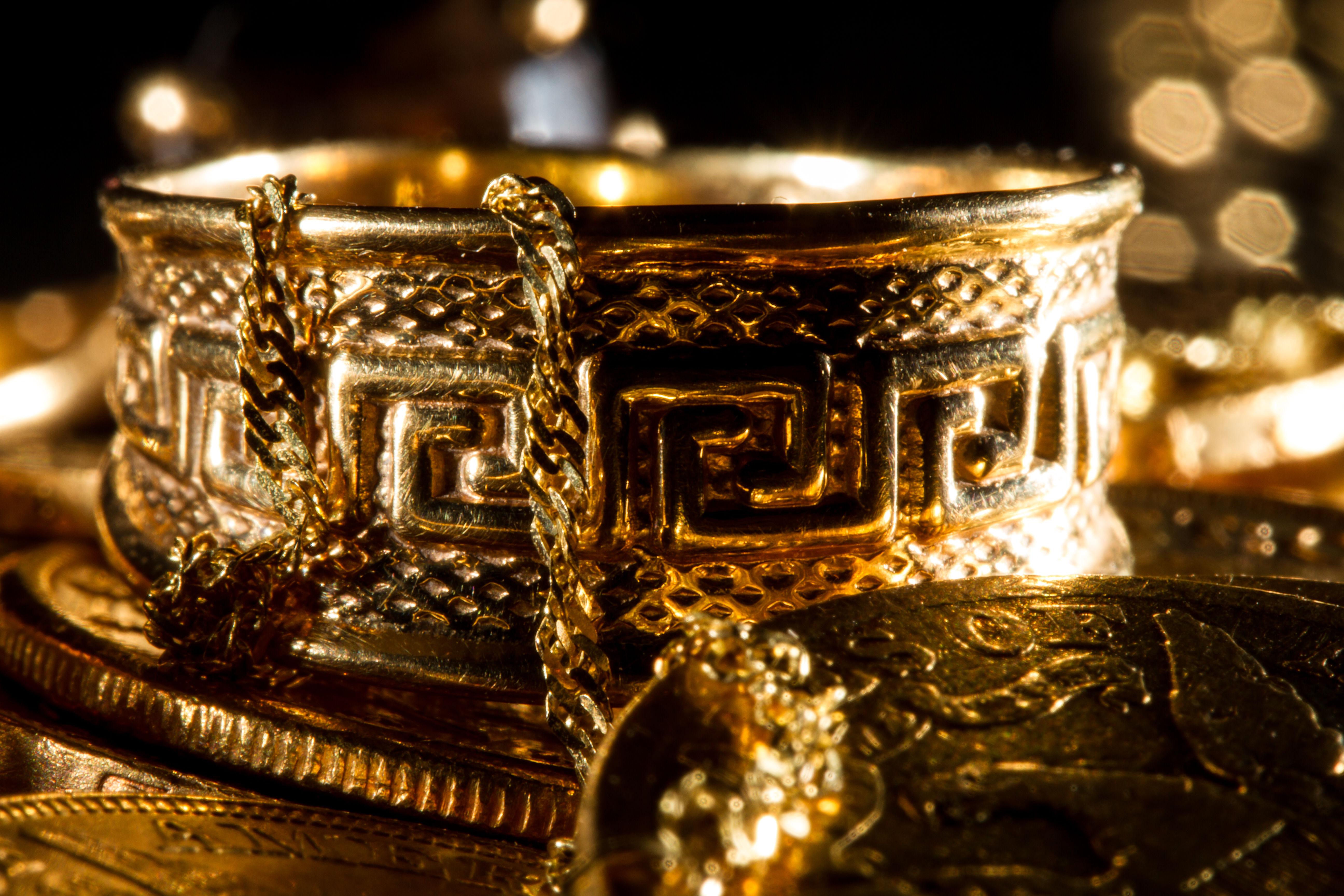 જૂના તમામ રેકોર્ડ તોડી સોનાની કિંમત ઑલ ટાઈમ હાઈ, ચાંદી રૂ.2 લાખની નજીક 2 - image