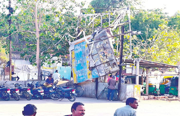 વઢવાણ એસ.ટી. બસ સ્ટેન્ડમાં જોખમી રીતે લટકતા હોર્ડિંગથી દુર્ઘટનાની ભીતિ 1 - image