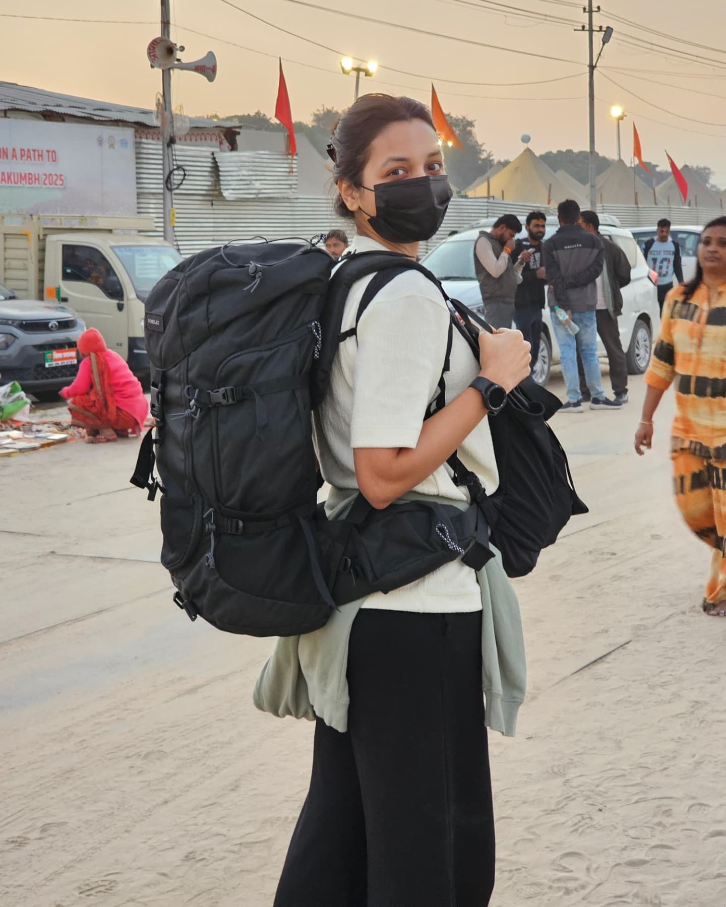 Photos: દક્ષિણ ભારતની સ્ટાર અભિનેત્રીએ મહાકુંભમાં લગાવી આસ્થાની ડૂબકી, માસ્કથી ચહેરો છુપાવ્યો 2 - image