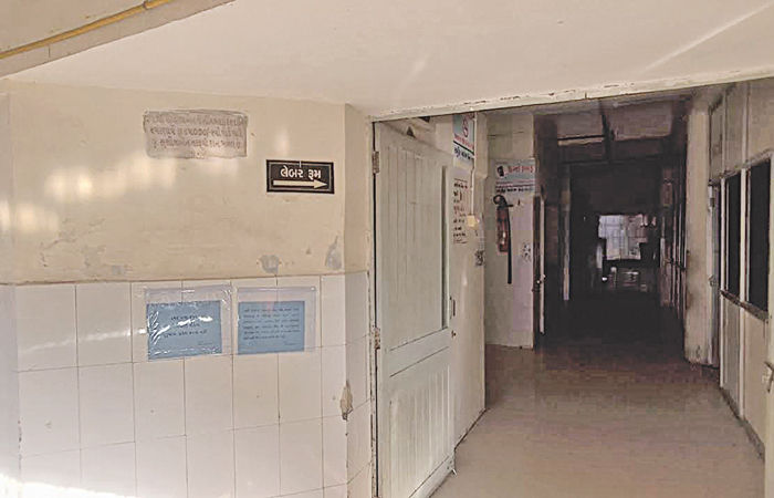 બિમાર પડો તો પાટડી સરકારી હોસ્પિટલ જતા નહીં, સ્પેશિયાલિસ્ટ ડોક્ટરો જ નથી 1 - image