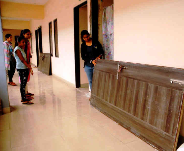 સમરસ હોસ્ટેલના સફાઈ,કેન્ટીન અને સિક્યુરિટીના કોન્ટ્રાક્ટરોને નોટિસો 1 - image