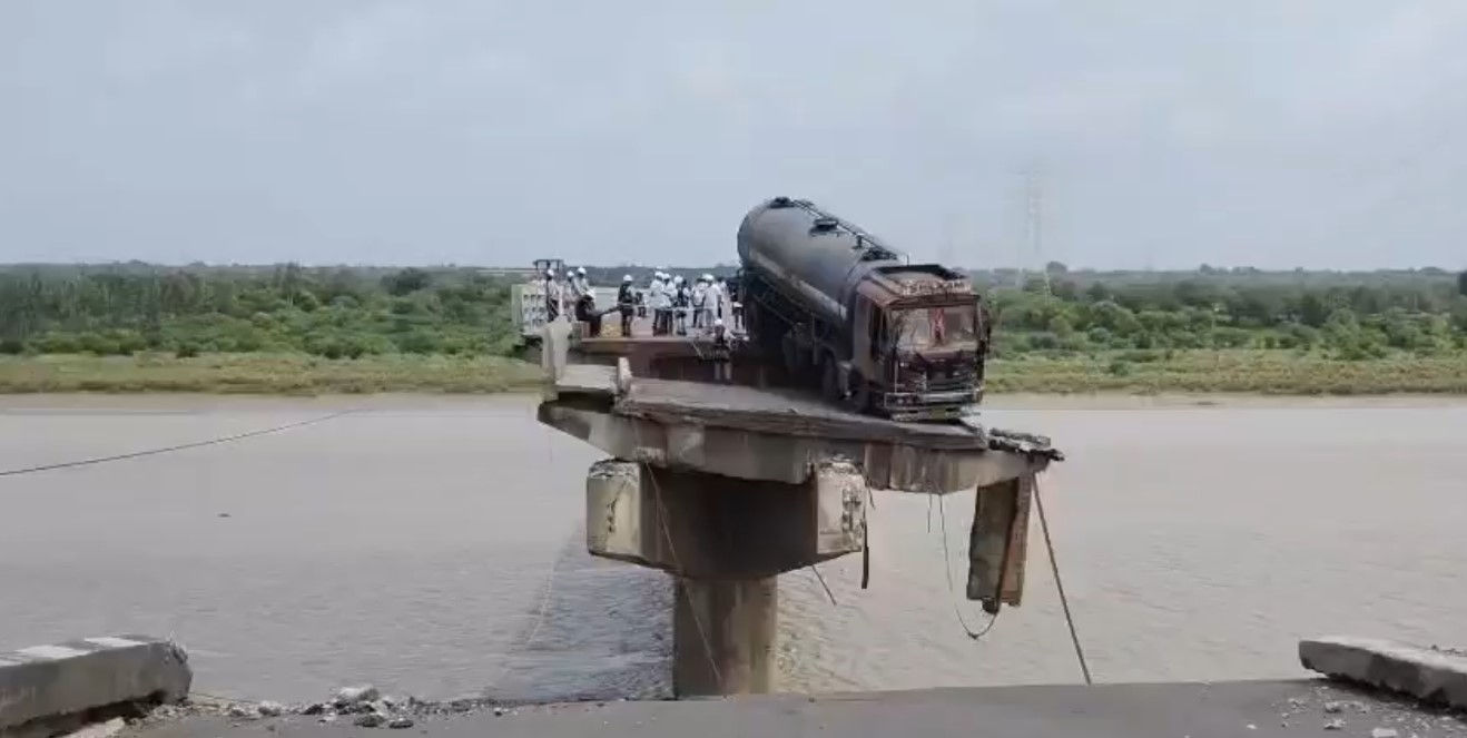 ગંભીરા બ્રિજ પર લટકતા ટેન્કરને ઉતારવાની કામગીરી શરૂ, ક્રેન વિના બલૂન ટેક્નોલોજીનો કરાશે ઉપયોગ 2 - image