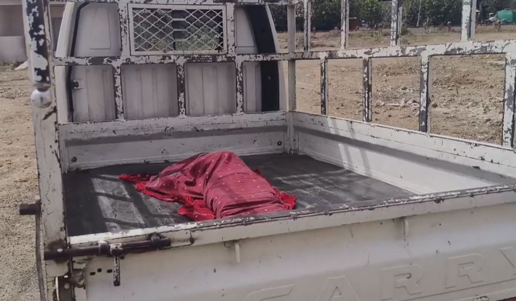 સાયલા-ચોટીલા હાઈવે પર આઈશર-બાઈક વચ્ચે ટક્કર, 8 વર્ષના માસૂમનું મોત, 3 ઈજાગ્રસ્ત 2 - image