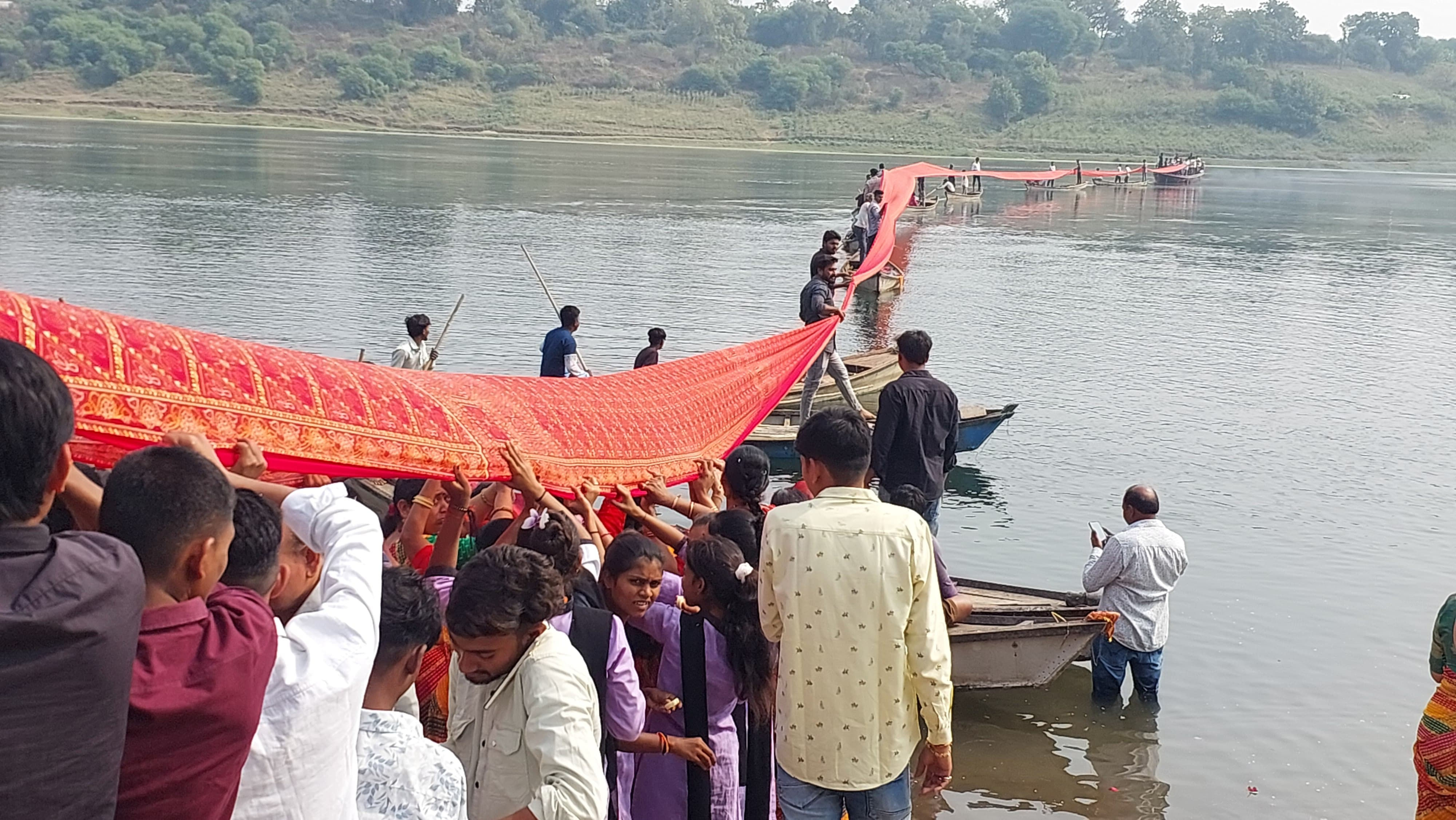 નર્મદા જયંતિએ રેવાના કાંઠે ઉમટ્યો ભક્તિનો મહાસાગર, માંગરોળમાં નદીની મધ્યધારામાં અર્પણ કરાઈ 1500 ફૂટ લાંબી ચુંદડી 3 - image