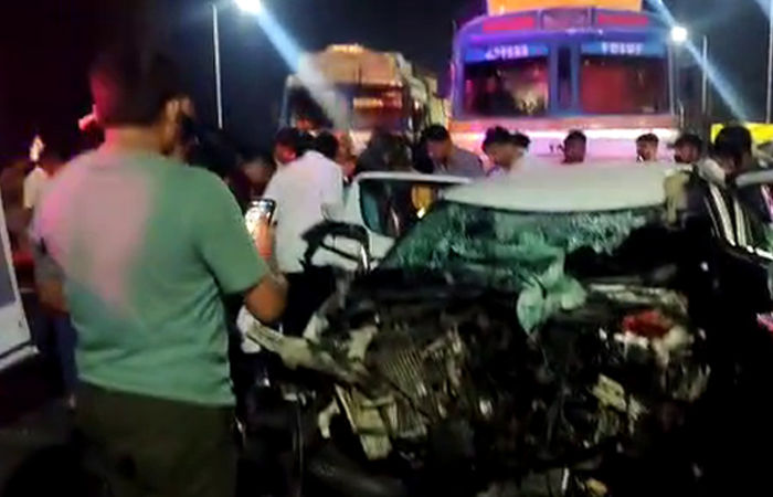 આણંદ પાસે ગમખ્વાર અકસ્માત: કાર ડિવાઈડર સાથે અથડાતાં બેના મોત, એક ગંભીર રીતે ઇજાગ્રસ્ત 1 - image