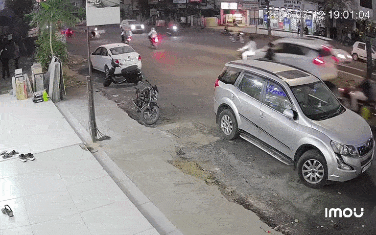 વડોદરાના છાણી વિસ્તારમાં પૂરપાટ ઝડપે આવતી કારે બાઈક સવારને હવામાં ફંગોળ્યો, ઘટનાના CCTV વાઈરલ 1 - image
